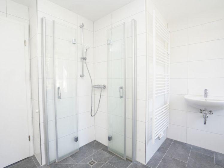 Balkon / Wanne & ebenerdige Dusche / Modern - Foto 1
