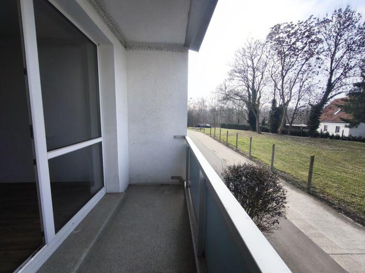 Familienwohnung im Erdgeschoss mit Blick ins Grüne und Einbauküche! - Foto 1