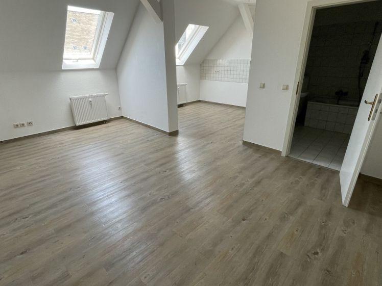 Frei ab 1.12.26 - Dachgeschoss * Designbelag + Wanne - Photo 1