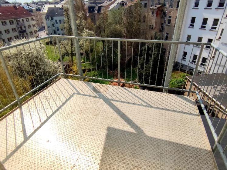 Schöne 4, 5 Raum Whg. mit gr. sonnigen Balkon und EBK - Foto 1
