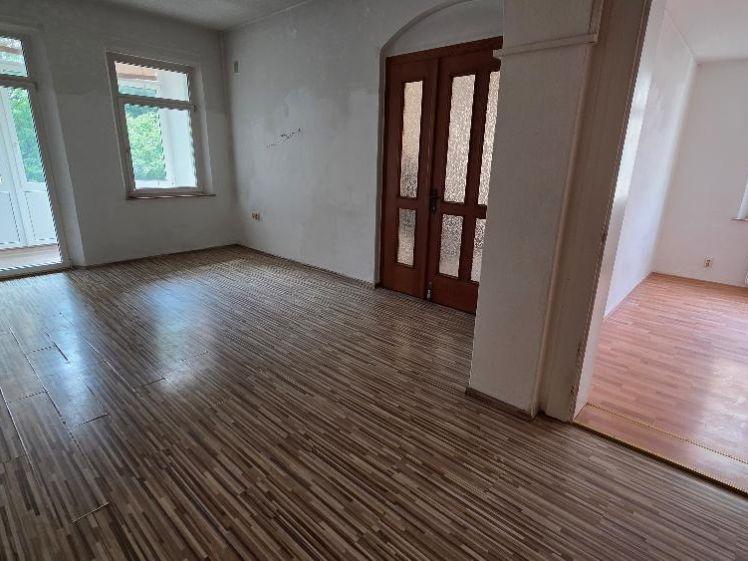 Große 7,5-Zimmer-Whg. mit Loggia - Photo 1