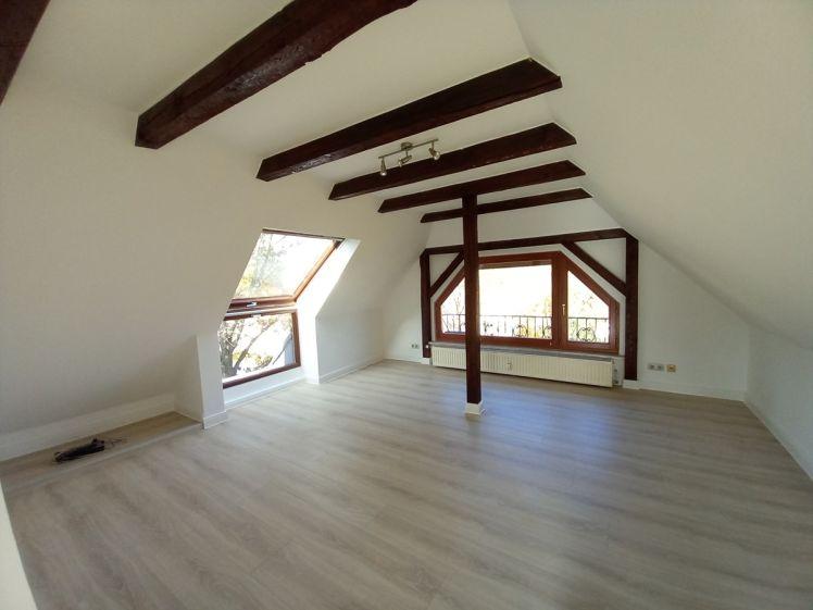 Helle und gemütliche 3-Zimmer-Dachgeschosswohnung in ruhiger, grüner Lage nahe dem Sahnpark in Crimmitschau - Photo 1