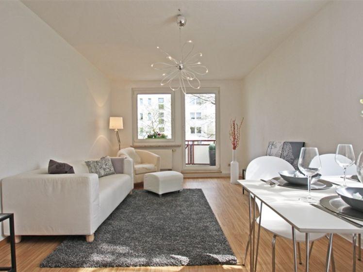Helle 2-Raum-Wohnung mit Sonnen-Balkon wartet auf Sie ... - Foto 1