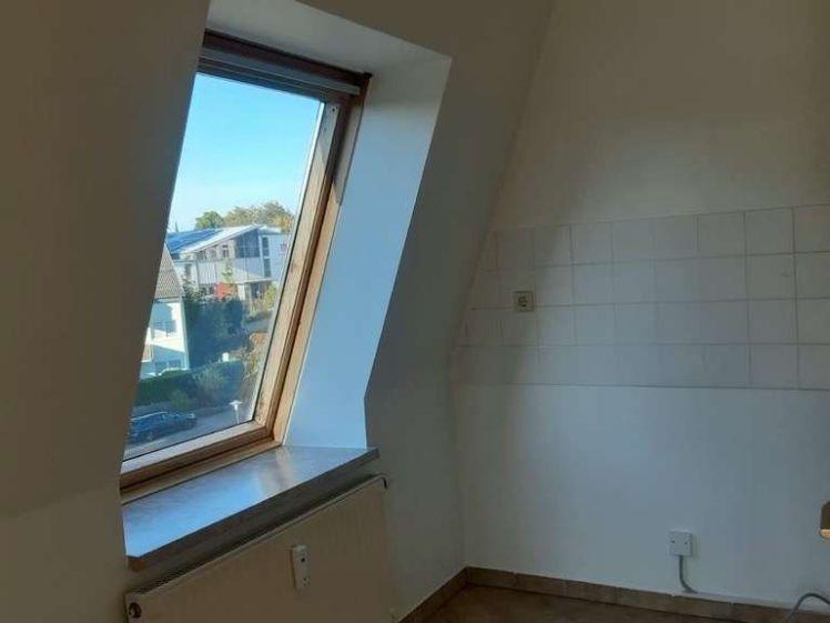 Ruhig wohnen, zentral leben: Moderne Dachgeschosswohnung mit flexiblem Grundriss - Photo 1