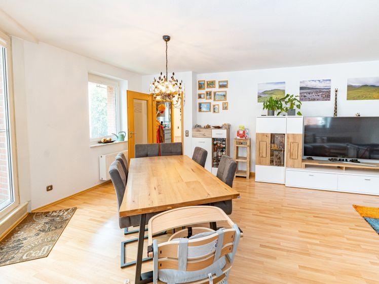 Zentral wohnen über mehrere Ebenen! Zwei Balkone und viel Platz! - Photo 1