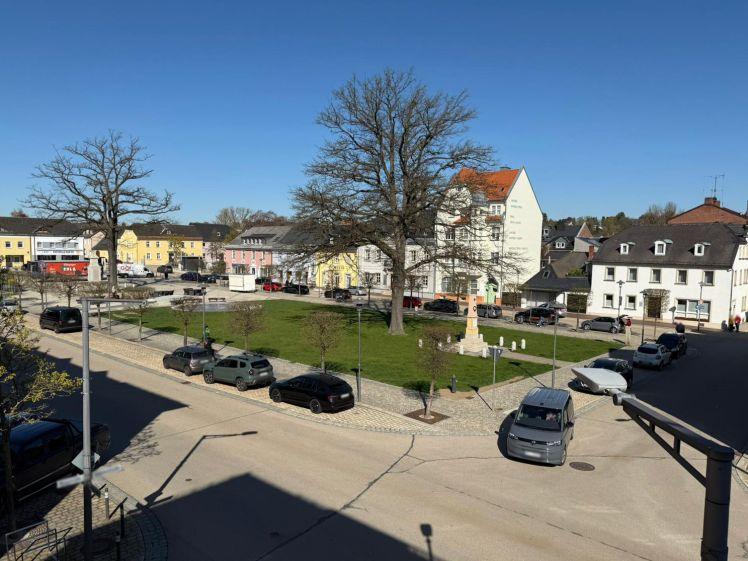 Wohnen im Herzen von Rehau: Moderne 4‑Zimmer‑Wohnung mit Aufzug und Blick auf den Maxplatz - Photo 1