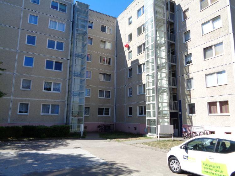Komfortable Wohnung in Hohenstücken: Aufzug, Balkon und Badewanne inklusive - Photo 1