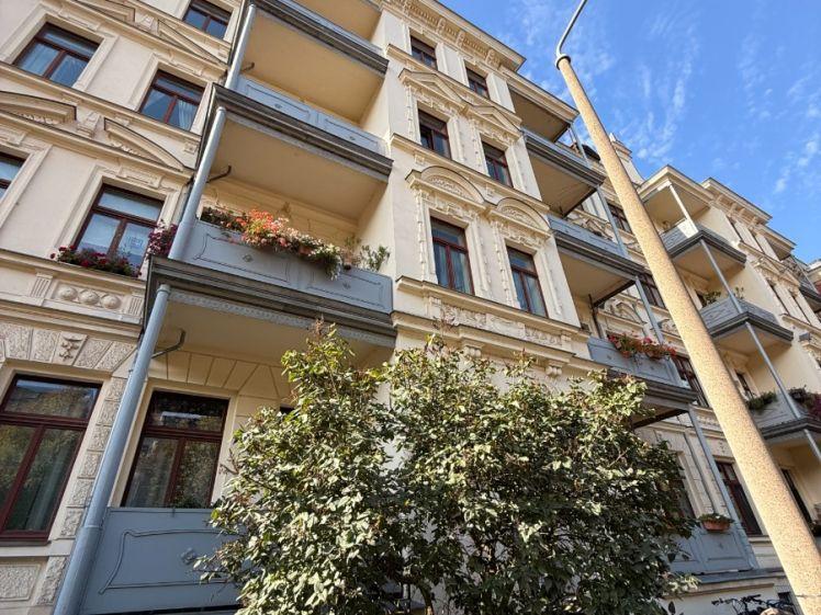 II 2- Raum Dachgeschoss Wohnung auf zwei Ebenen II sofort frei - Photo 1