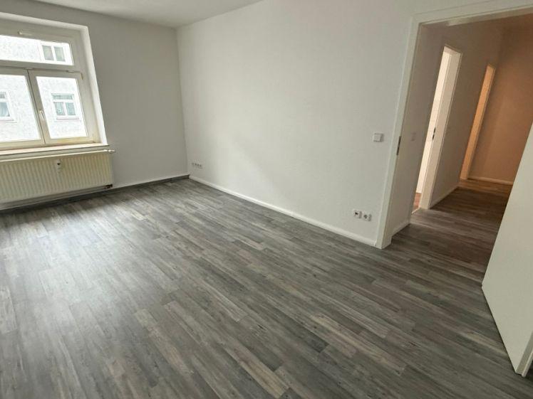 1.OG - modernes Laminat / Bad mit Wanne + Fenster - Foto 1