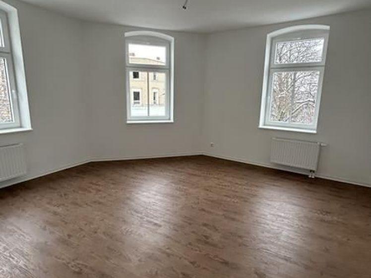 Zweitbezug nach San.! Kompakte 3-Zi. mit Einbauküche, Lam., Lift u. Wanne! - Photo 1