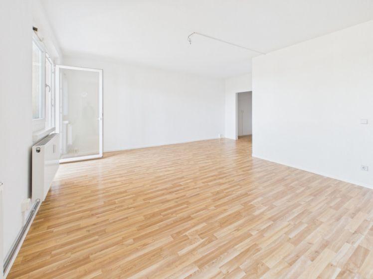 Top saniert mit großem Balkon und super Weitblick! ** Aufzug ** - Foto 1