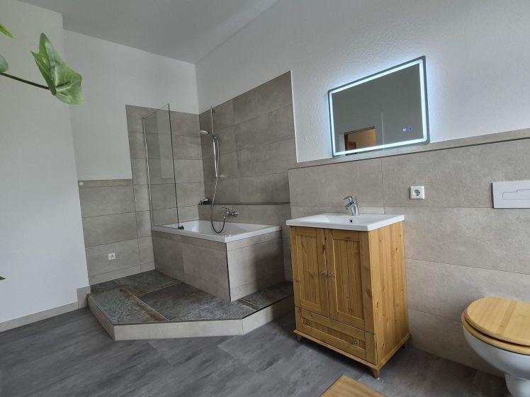 + + + Traumhaft schöne, neu renovierte 3-Zimmer-Wohnung mit Wintergarten – 103 m² Wohnkomfort + + + - Photo 1