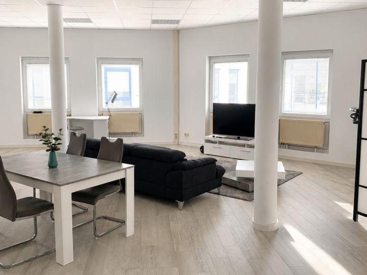 Lichtdurchflutetes 120 m² Loft mit offenem Wohnkonzept, Küche & Stellplatz in ruhiger Lage - Photo 1