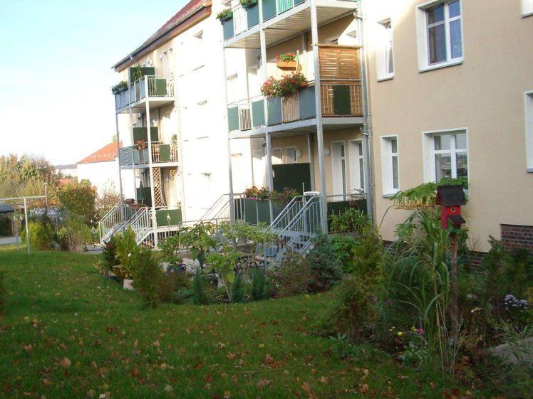 Wohnen im DG = 2. OG ! Bad mit Fenster / Laminat / Stellplatz ! - Foto 1