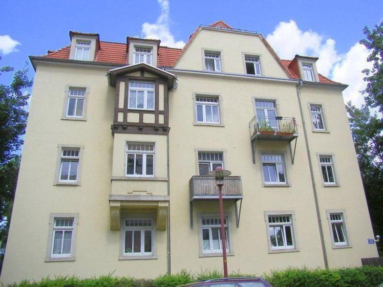 Kleine, gemütliche 2-Zimmer-Mansardenwohnung mit Laminatboden, separater Küche & Badewanne - Foto 1