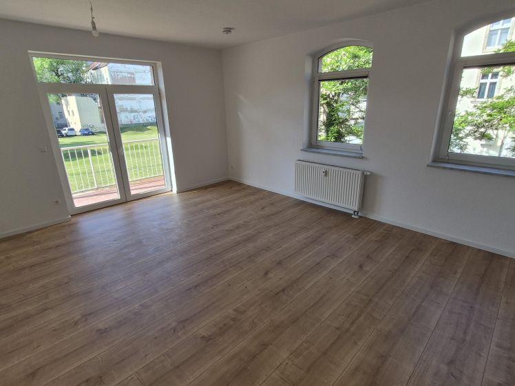 + + + Exklusive 2,5-Zimmer-Maisonettewohnung mit zwei Balkonen und EBK in zentraler Lage + + + - Photo 1