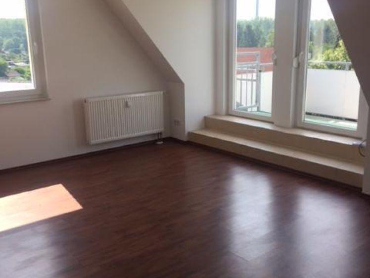 Helle Dachgeschosswohnung mit großem Südbalkon - Foto 1