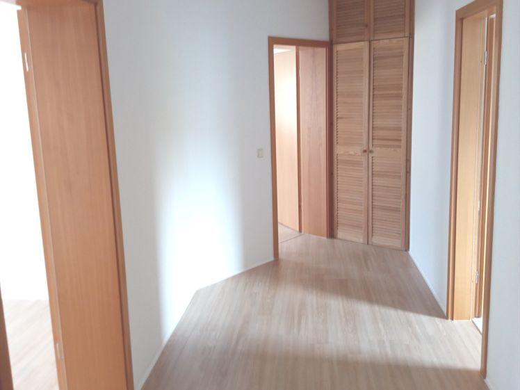 Schöne großzügige 2-Raum-Wohnung mit heller Diele im Zentrum von Elsterberg - Photo 1