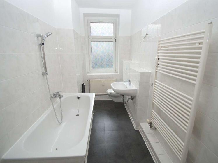 3-Zimmer-EG-Wohnung in Lindenau, Laminat, Badewanne - Photo 1