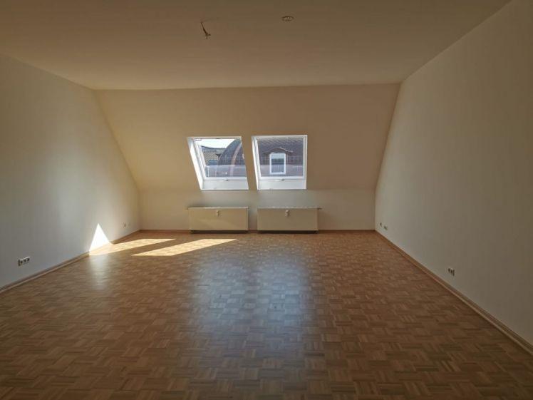 Frisch renoviert! Wohnen im Zentrum von Leipzig - Großzügige Single-Wohnung im DG mit Aufzug! - Foto 1