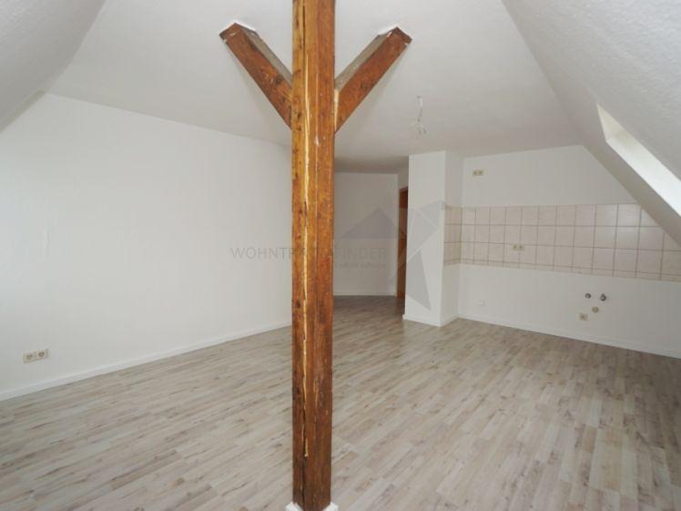 Attraktive Dachgeschosswohnung mit Sichtbalken, Wohnküche und großem Bad - Photo 1