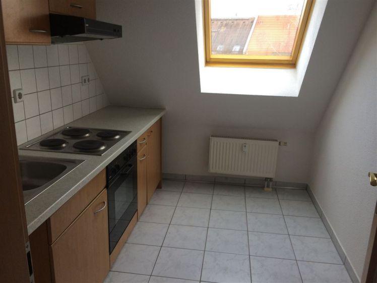 * Kleine und günstige DG 3-Zimmerwohnung mit Wannenbad, EBK und Laminat in ruhiger Lage! * - Foto 1