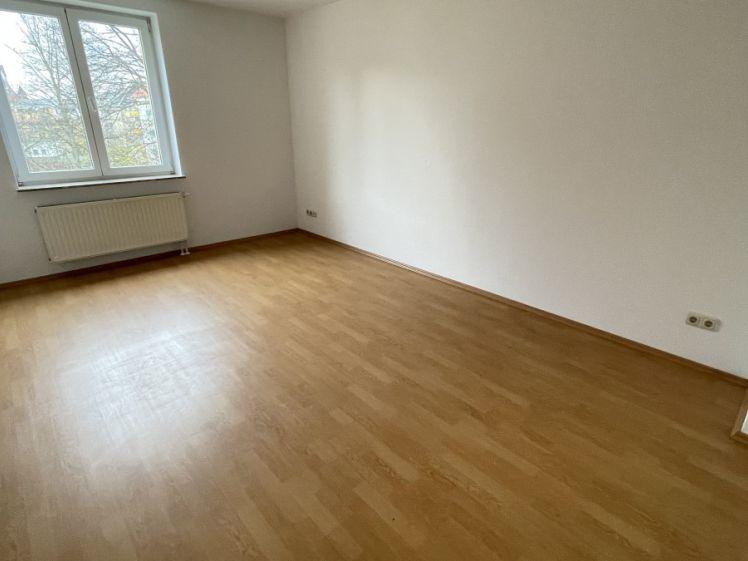 **Helle 2-Zi.-Whg. im 2. OG / NEUES Laminat (neue Bilder folgen in KÜRZE ) / wg-geeignet** - Photo 1