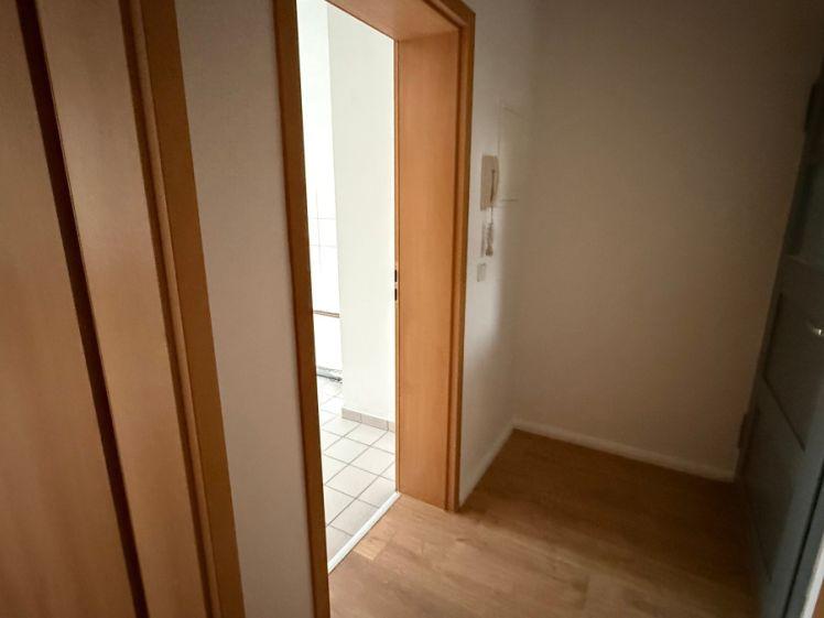 Modernes Laminat / 2. OG / sonniger Balkon - Bad mit Dusche + Fenster ! - Foto 1