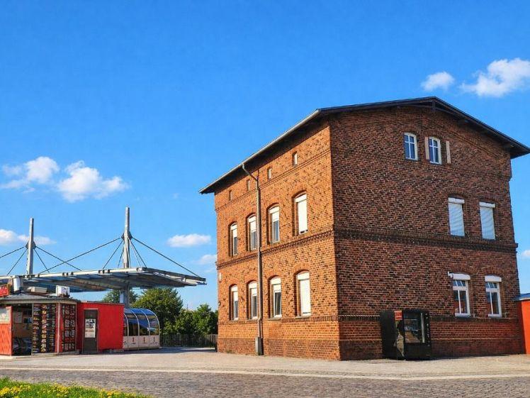 Stilvolle Dachgeschosswohnung mit hochwertiger Einbauküche, großem Keller und Stellplatz in Burg bei Magdeburg - Photo 1
