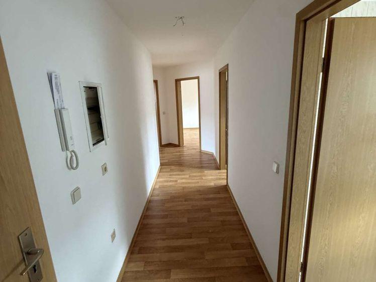 stadtnahe, gut isolierte Dachwohnung mit Einbauküche - Photo 1