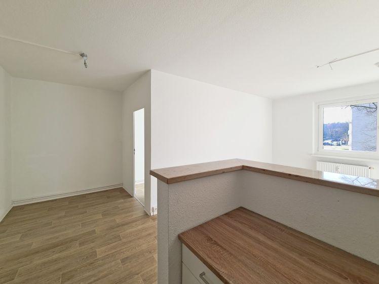 moderne Balkonwohnung mit Einbauküche im bequemen 2. OG - Photo 1