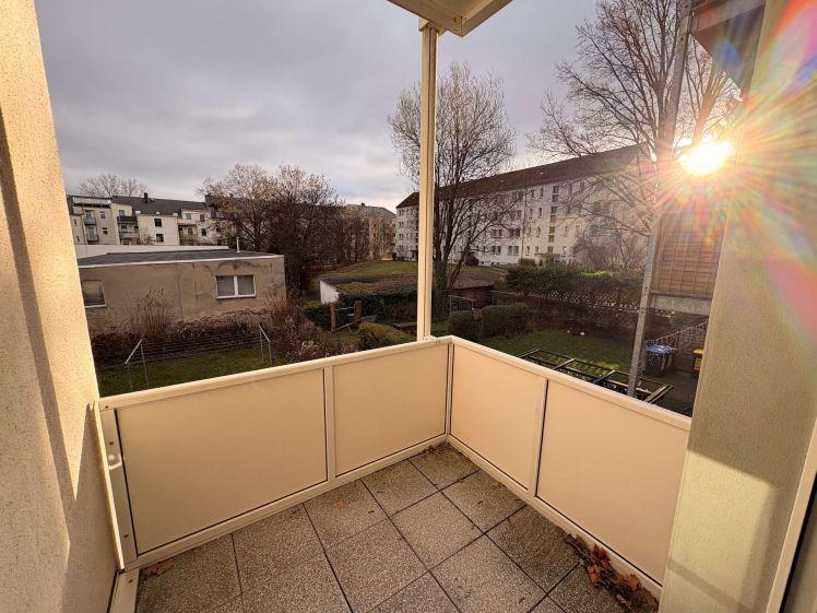 Bodenbelag nach Ihrem Wunsch! Tolle 2 Raumwohnung mit Balkon in Gablenz! - Photo 1