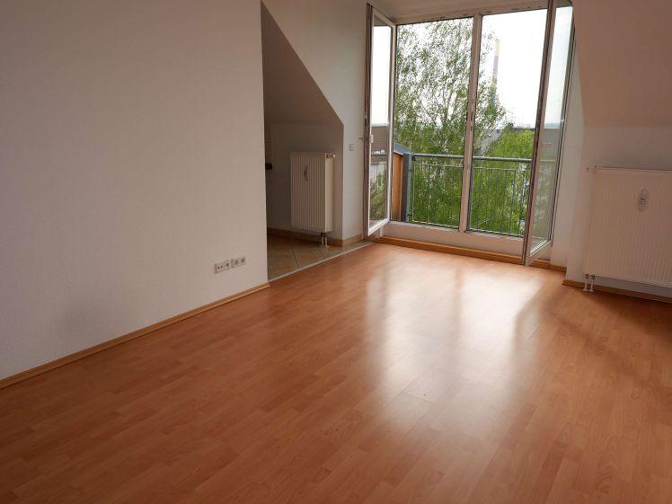 Frei ab 1.11. - INKLUSIVE EBK !!! Helle Dachgeschoss-Whg. mit Süd-Balkon - Photo 1