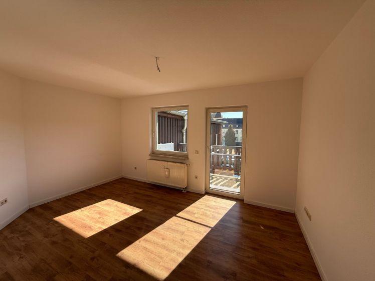 Sehr schöne und sanierte 2-Raum-Wohnung mit Fahrstuhl und großem Balkon direkt am Zentrum - Foto 1