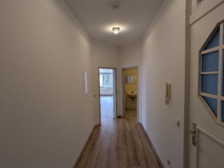 Lichtdurchflutete 1-Raum-Wohnung mit Einbauküche - Photo 1