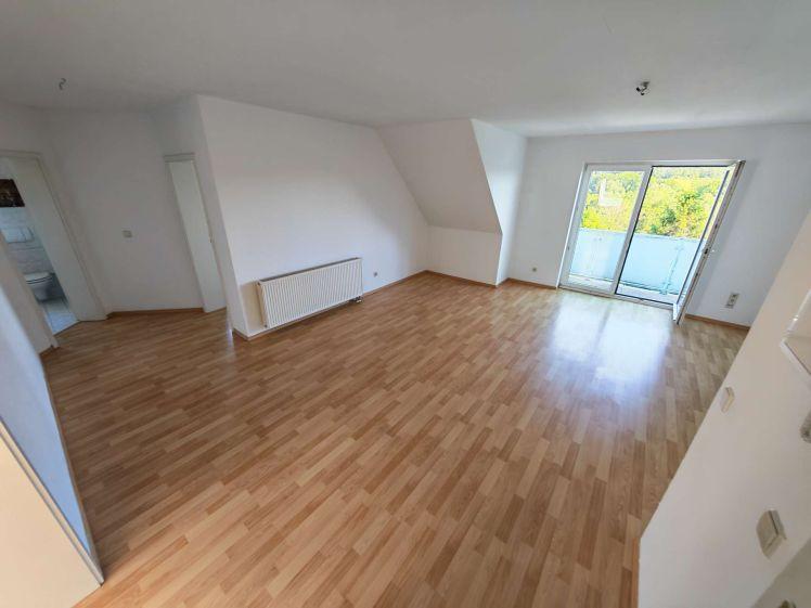 herrliche Dachwohnung im Grünen mit Weitblick, Balkon und Wallbox - Foto 1