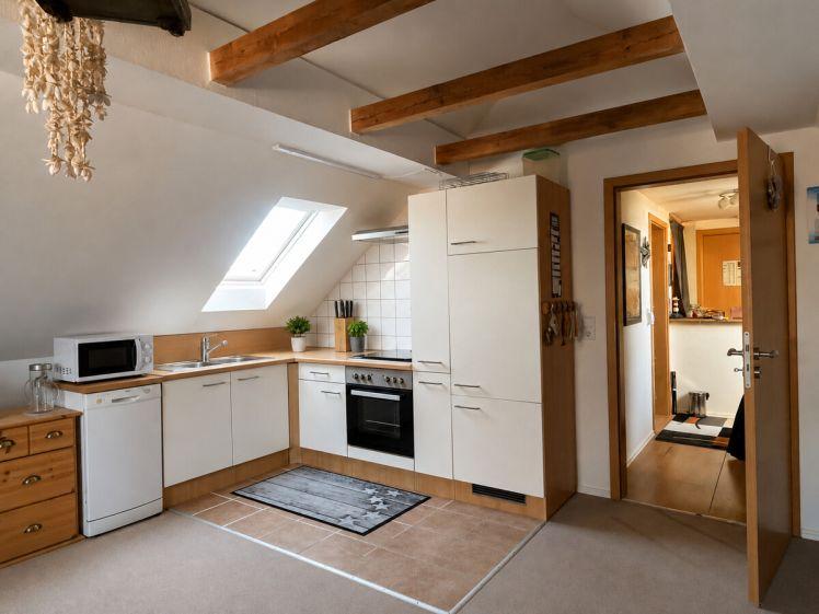 Dachgeschosswohnung mit EBK und PKW-Stellplatz in Feldrandlage! - Foto 1