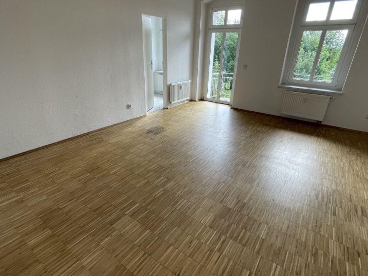 3.OG / großes Wohnzimmer + Balkon / Stellplatz mögl. ! - Photo 1