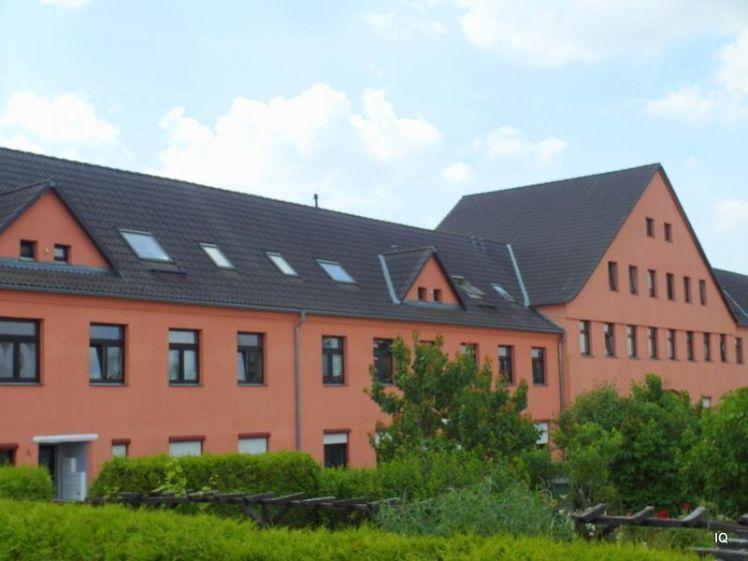 Kleine 4-Zimmer-Wohnung mit Laminatboden und Badewanne * ruhige Lage - Blick in die Gärten - Foto 1