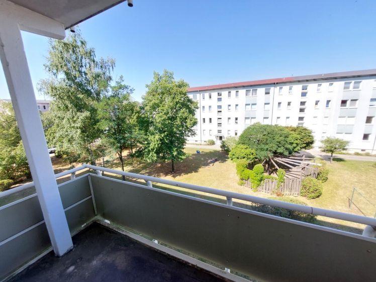 Schöne 4 Zimmerwohnung mit Einbauküche und Balkon - Photo 1