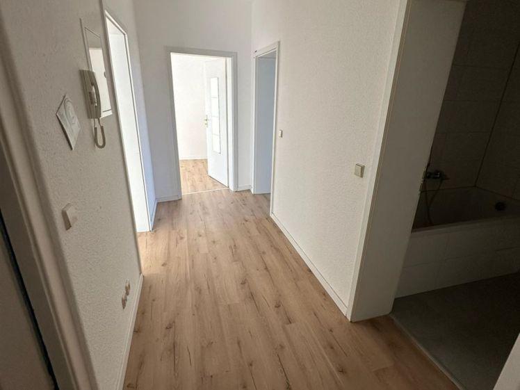 NEU-Sanierte 3-Zimmer mit Laminat und Wanne in sehr guter Lage! - Foto 1