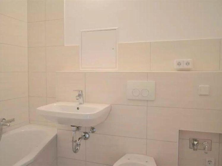 Preiswerte, kleine 1-Zimmer-Wohnung mit modernem Bad mit Badewanne und fast neuem Fußboden - Photo 1