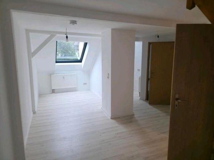 Schöne Dachgeschos-Maisonetteswohnung mit kleiner Einbauküche - Foto 1