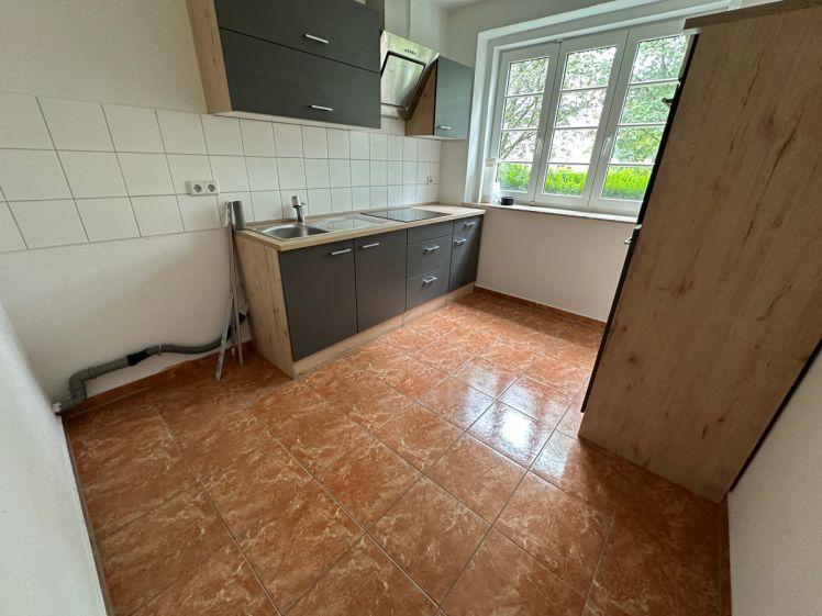 Frei ab 1.10. - zzgl EBK *** ! Bad mit Wanne / Balkon / Stellplatz u.v.m. - Foto 1