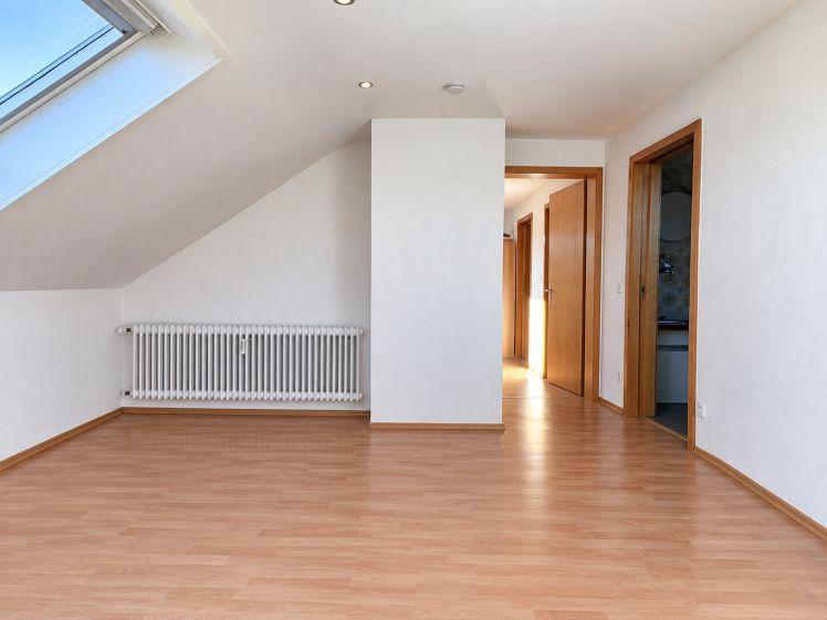 73249 Wernau: Helle gemütliche 2,5-Zi-DG-Wohnung mit EBK. Renoviert. Frei. - Foto 1