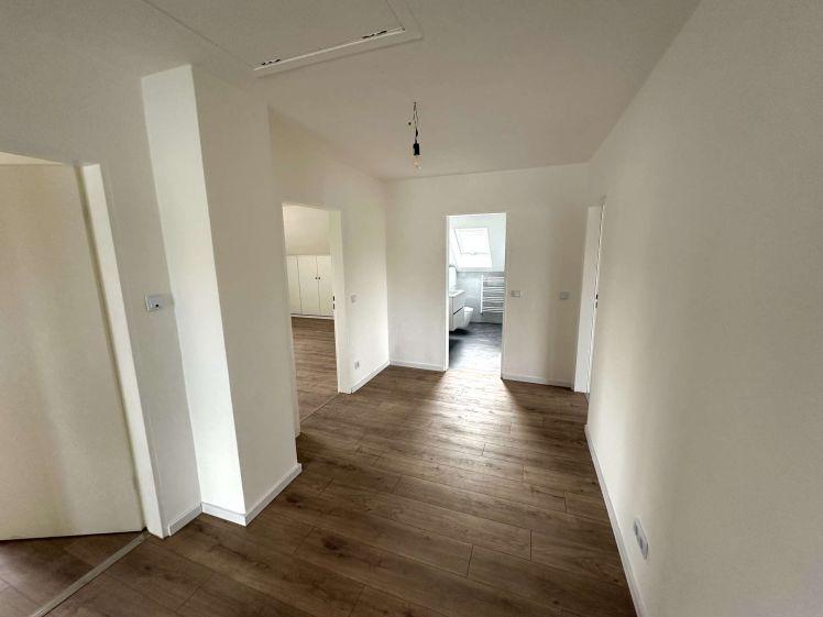 Ihr neues Zuhause in Straubing-Süd: 95 m² frisch saniert mit Einbauküche & Loggia - Photo 1