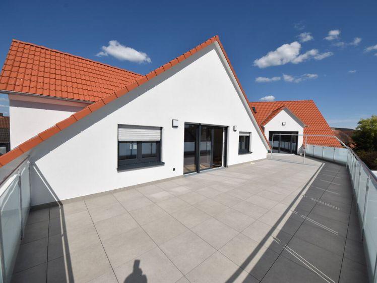 DIETZ: 4-Zimmer-Wohnung mit Penthauscharakter und neuer Einbauküche, Tiefgarage im Energiesparhaus! - Foto 1