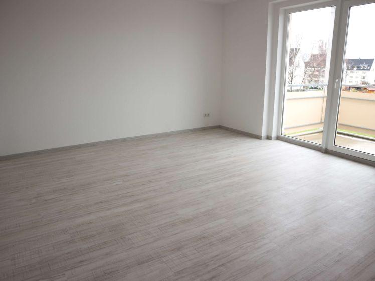 1 OG - Balkon- Bad mit Wanne + Fenster / 1.3.26 - Photo 1