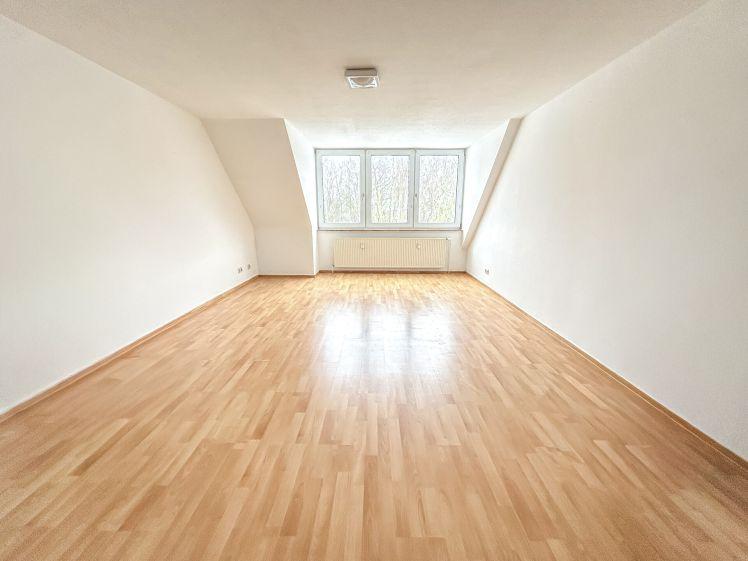 Dachgeschosswohnung mit Komfort und Stil – jetzt verfügbar - Photo 1