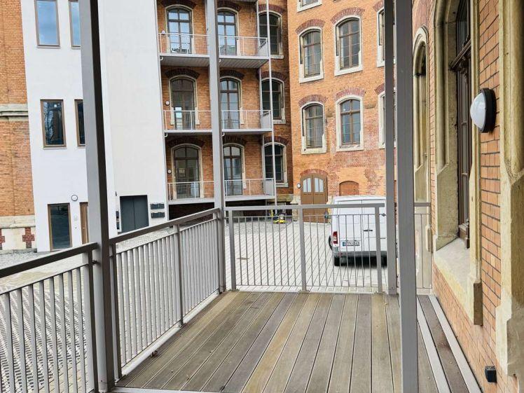 ***ERSTBEZUG NACH SANIERUNG~2 RÄUME~RIESIGER BAKLKON~ANKLEIDE~STELLPLATZ*** - Foto 1